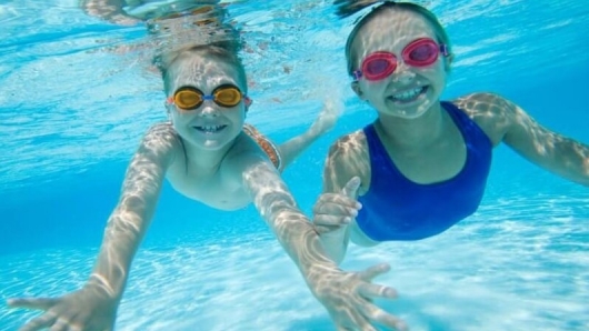 Bí quyết bảo vệ đôi mắt khỏe mạnh khi đi bơi