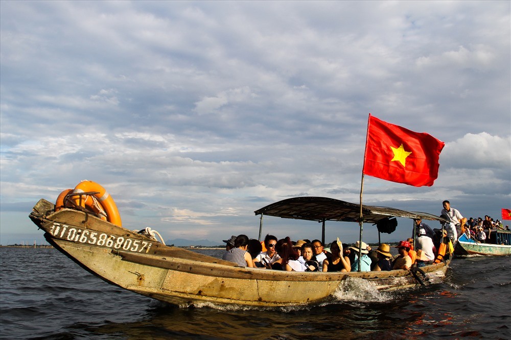 Du khách có thể thuê thuyền trải nghiệm phá Tam Giang