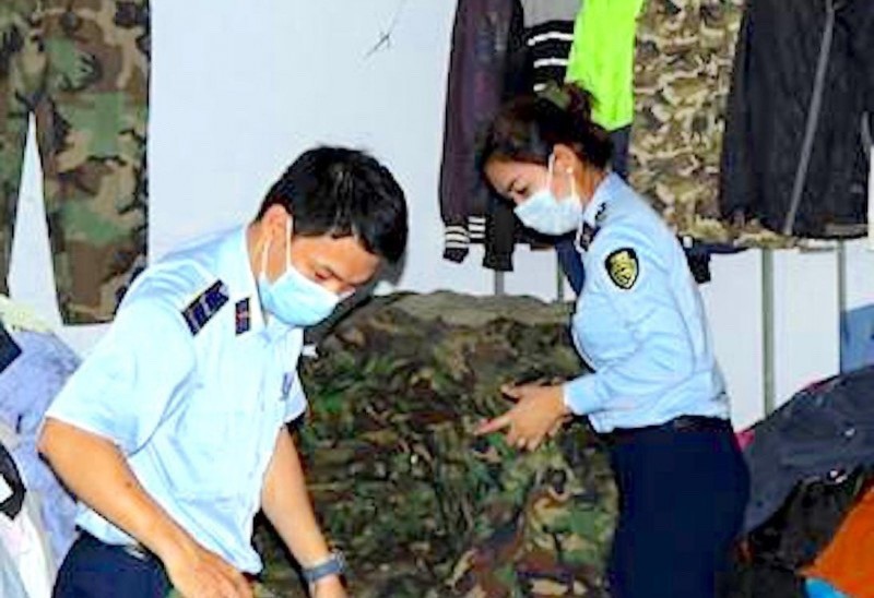 Lực lượng QLTT tỉnh Kon Tum thu giữ hơn 1.000 bộ quần áo không hoá đơn chứng từ