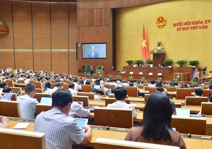 Toàn cảnh Quốc hội nghe Chủ nhiệm Ủy ban Pháp luật của Quốc hội Hoàng Thanh Tùng trình bày Báo cáo thẩm tra dự án Luật Nhà ở (sửa đổi)