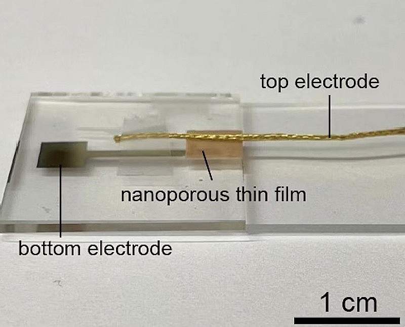 Thiết bị Air-gen chỉ yêu cầu một cặp điện cực và vật liệu được thiết kế với các lỗ nhỏ.