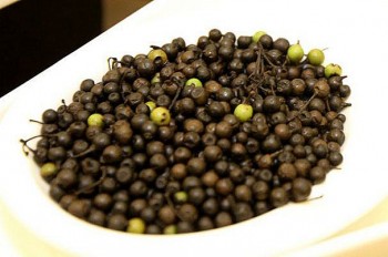 Loại quả dại bé như hạt tiêu, xưa rụng đầy không ai nhặt, nay là đặc sản hiếm 300.000 đồng/kg