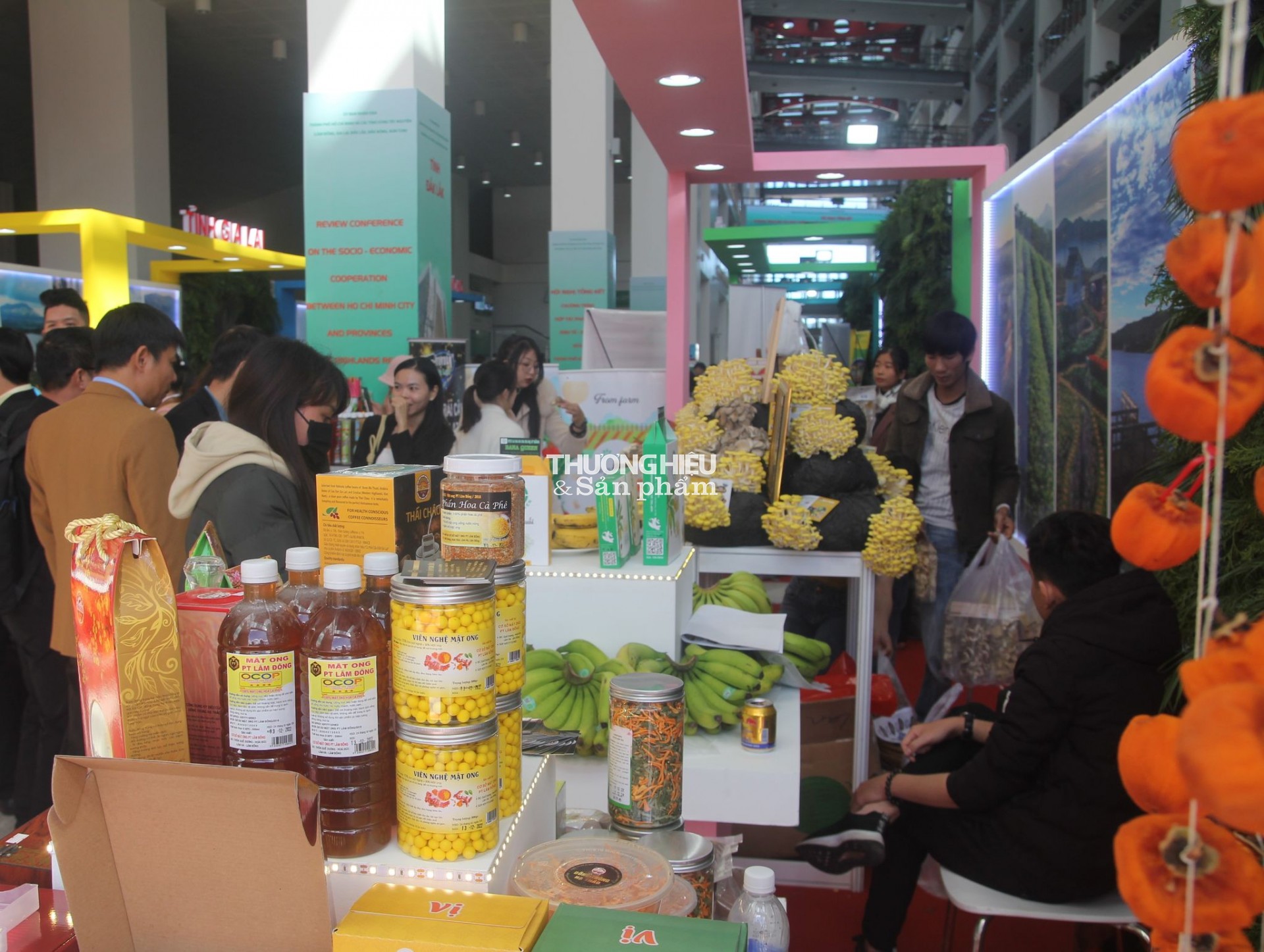 Các doanh nghiệp ở Lâm Đồng trưng bày sản phẩm OCOP của công ty mình.
