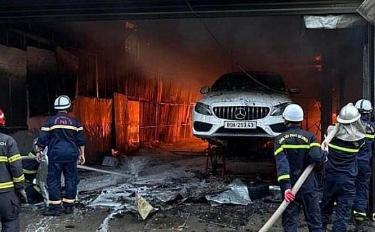 9 xế hộp hạng sang bị thiêu rụi trong đám cháy gara ô tô, chủ xe liệu có được bồi thường?