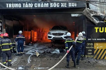 9 xế hộp hạng sang bị thiêu rụi trong đám cháy gara ô tô, chủ xe liệu có được bồi thường?