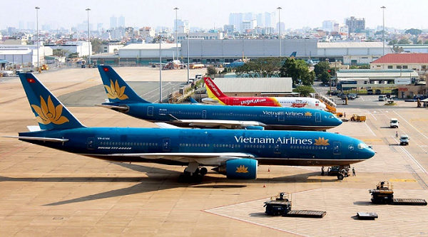 Ưu tiên tập trung đầu tư một số cảng hàng không lớn, đóng vai trò đầu mối tại vùng thủ đô Hà Nội (Cảng hàng không quốc tế Nội Bài) và vùng Thành phố Hồ Chí Minh (Cảng hàng không quốc tế Tân Sơn Nhất và Long Thành).