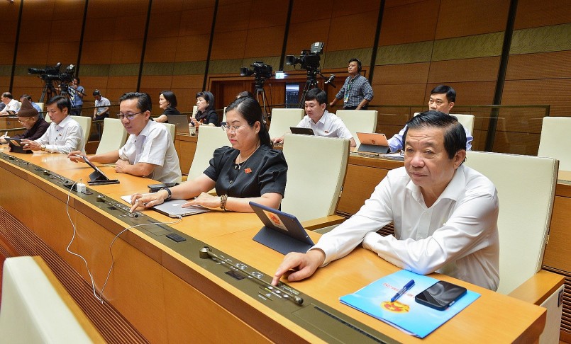 Các vị ĐBQH biểu quyết thông qua dự thảo Nghị quyết về Chương trình giám sát của Quốc hội năm 2024