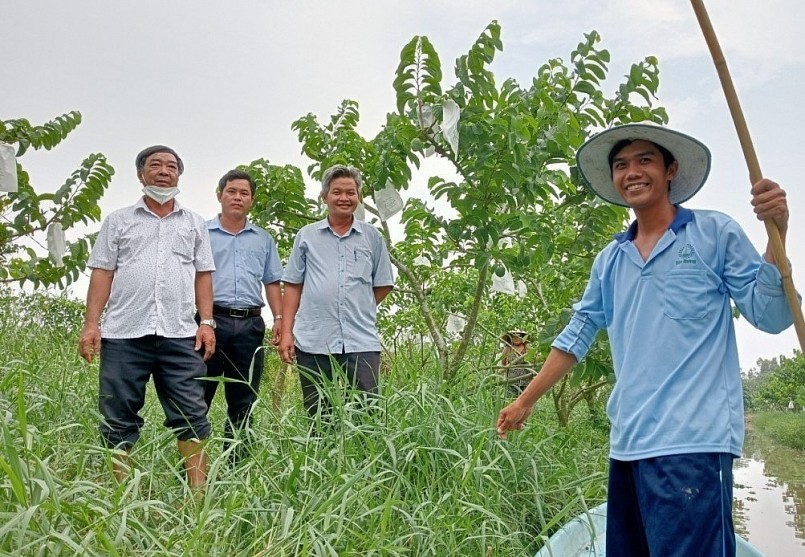 Anh Nguyễn Hoài Ngân (bên phải) chủ vườn na Thái giới thiệu với Lãnh đạo Hội Nông dân & Phòng nông nghiệp huyện Châu Thành.