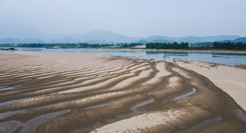 Lòng sông Đà phía hạ lưu thuộc tỉnh Phú Thọ ngày một cạn dần, trơ đáy ở nhiều đoạn.