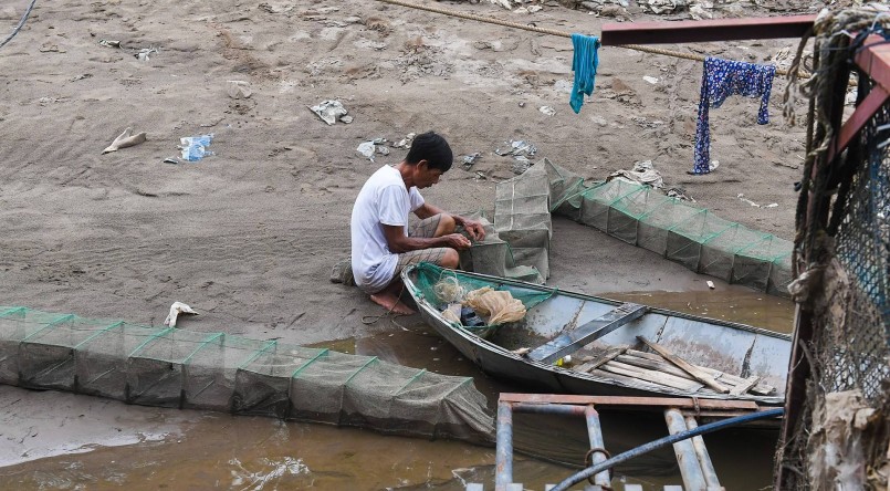 Dòng sông Đà cạn trơ đáy và cơn bĩ cực của nghề nuôi cá lồng bè