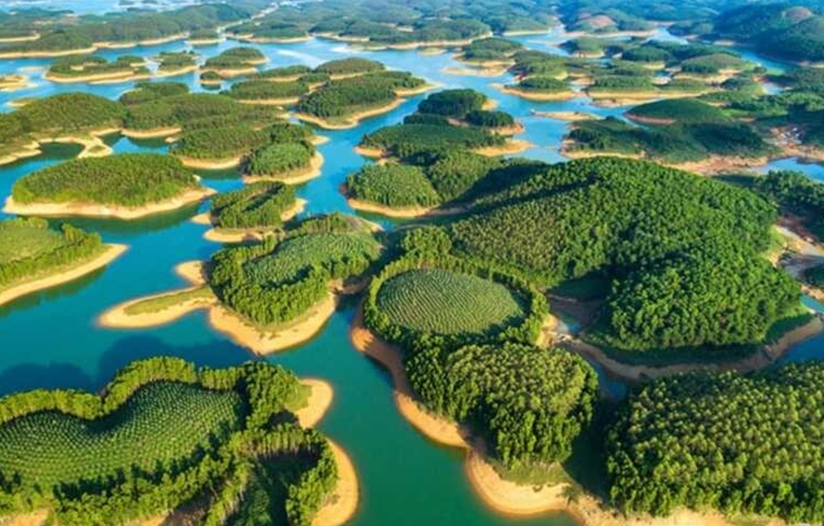 Hồ thủy điện Thác Bà có rất nhiều hòn đảo lớn nhỏ xanh tươi  Nguồn bài viết: https://dulichkhampha24.com/ho-thac-ba.html