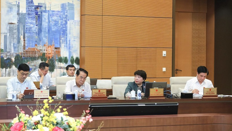 Các thành viên Ủy ban Thường vụ Quốc hội tham dự Phiên họp.