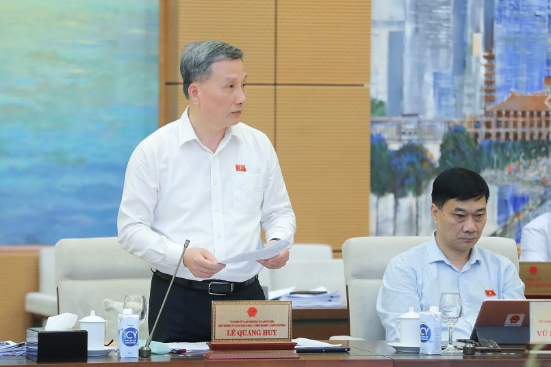 Chủ nhiệm Ủy ban Khoa học, Công nghệ và Môi trường Lê Quang Huy phát biểu tại Phiên họp.