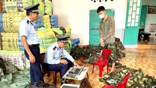 Cục QLTT Đắk Lắk thu giữ hàng nghìn quần áo rằn ri, quân phục không rõ nguồn gốc, xuất xứ