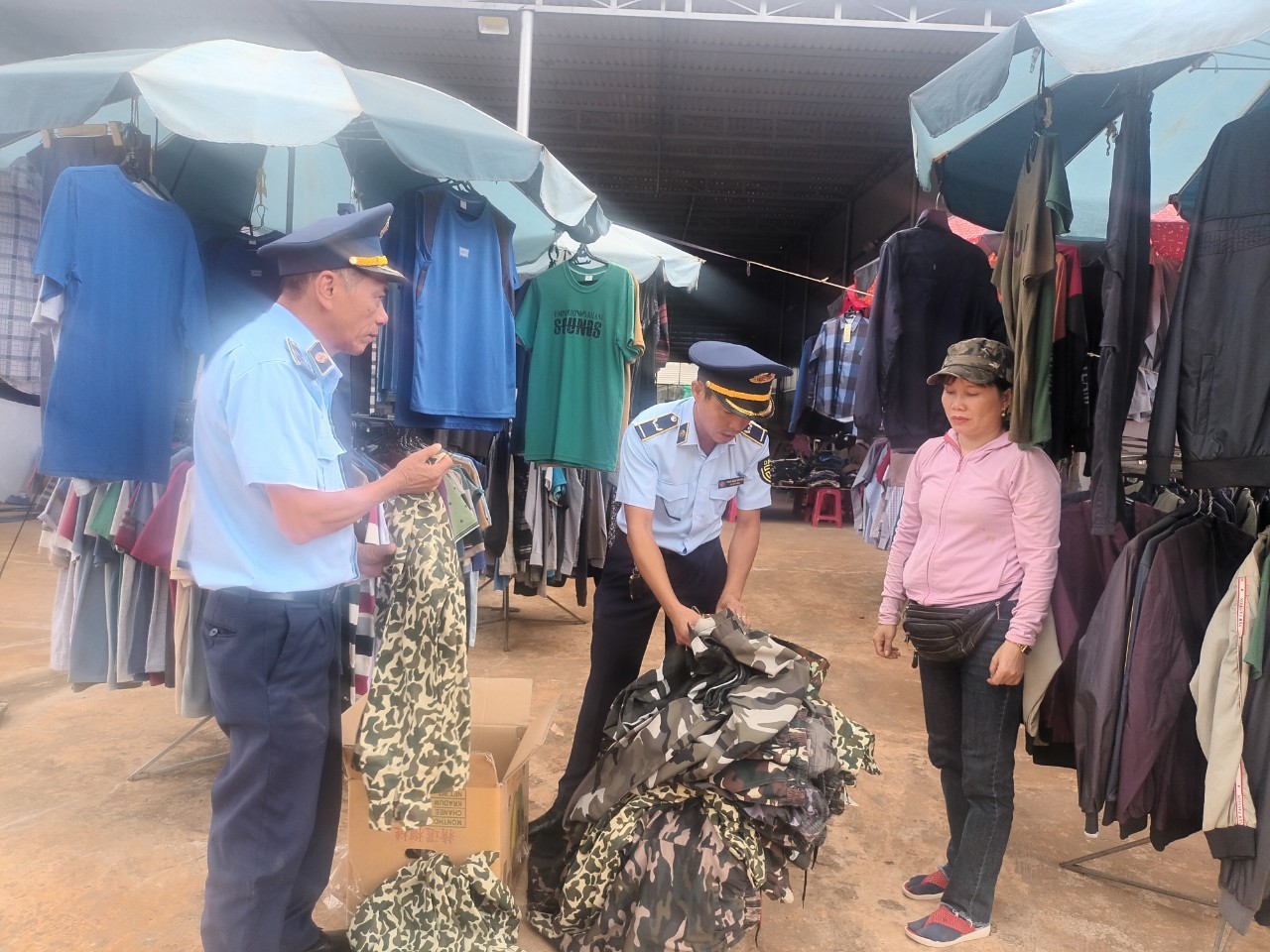 Cục QLTT Đắk Lắk thu giữ hàng nghìn quần áo rằn ri, quân phục không rõ nguồn gốc, xuất xứ