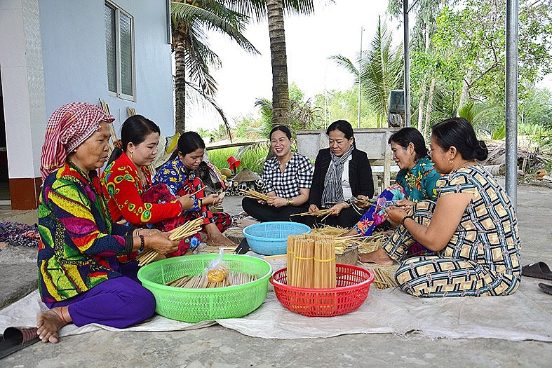 Các thành viên Tổ hợp tác vót đũa Xẻo Cui đang khẩn trương vót đũa để kịp giao cho nhà hàng