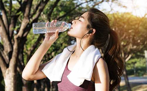 Uống nước trước bữa ăn hay trong khi ăn giúp giảm cân hiệu quả hơn?