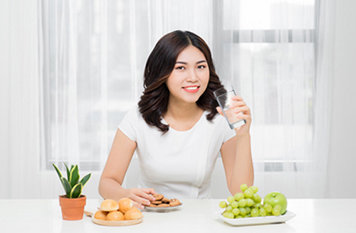 Uống nước trước bữa ăn hay trong khi ăn giúp giảm cân hiệu quả hơn?