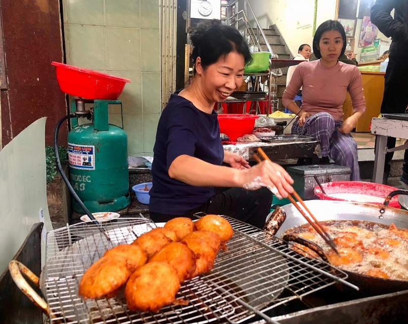 Sự khéo léo trong công đoạn chế biến bánh áp chao