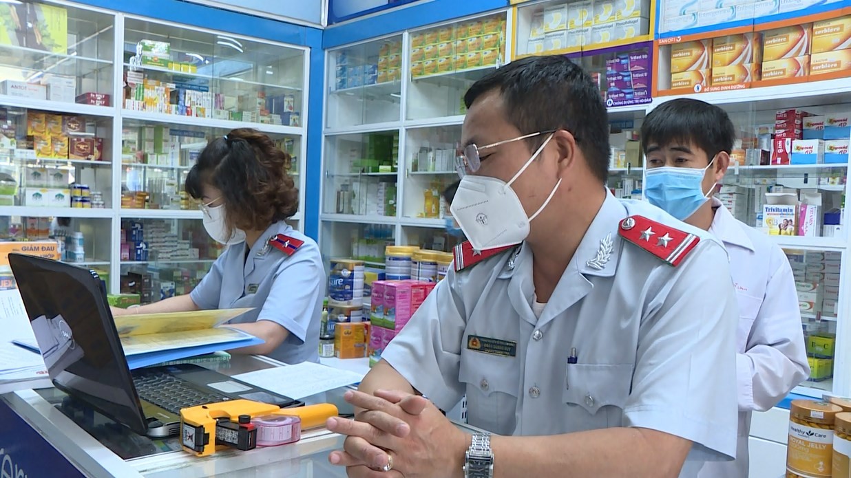 Đoàn thanh tra của Sở Y tế Lâm Đồng kiểm tra các nhà thuốc tại TP Đà Lạt (Ảnh: Hoàng Ái).