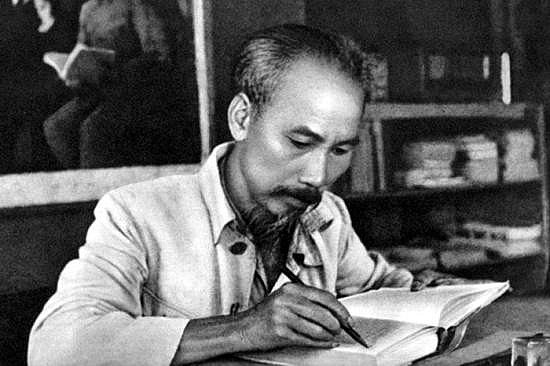 Chủ tịch Hồ Chí Minh luôn nghiên cứu, tìm tòi để bổ sung thông tin cho mỗi bài báo. Ảnh Tư liệu