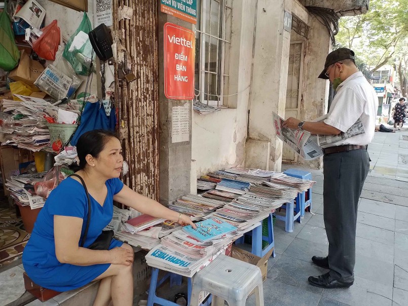 “Đỏ mắt” tìm sạp báo truyền thống giữa Hà Nội