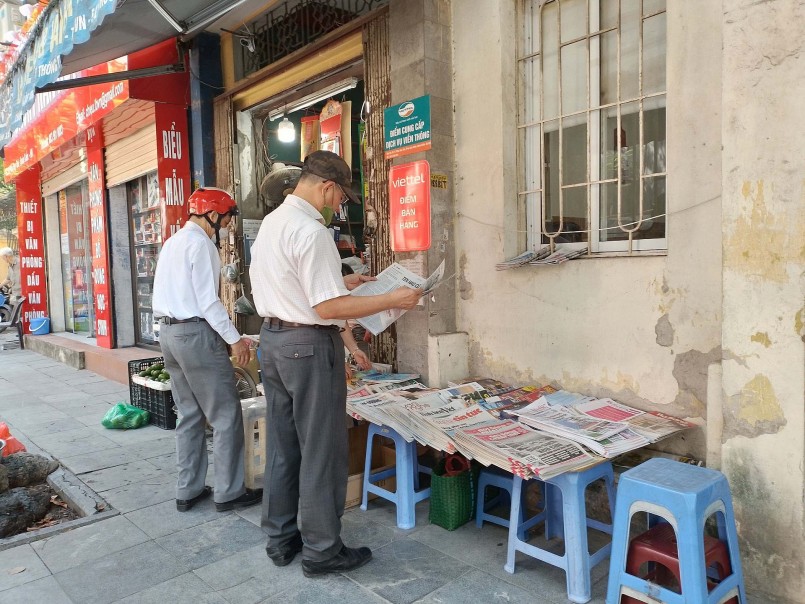 “Đỏ mắt” tìm sạp báo truyền thống giữa Hà Nội