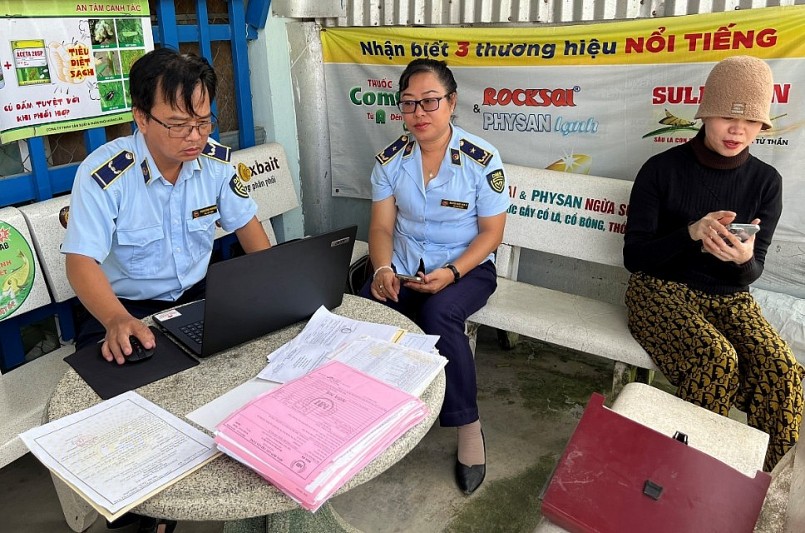 Bình Thuận: Phát hiện hộ kinh doanh đang buôn bán 45 bao phân bón không hóa đơng chứng từ