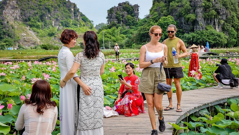 Vài năm trở lại đây, đầm sen trở thành nơi thu hút khách du lịch trong nước và quốc tế đến tham quan. Vé vào cổng là 100.000 đồng/ một người.