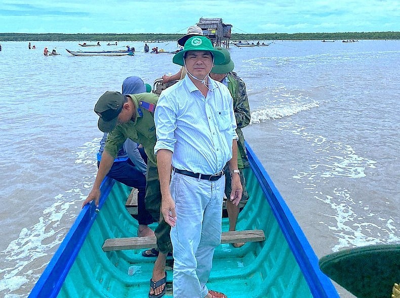 Lực lượng chức năng Cà Mau tham gia tuyên truyền, vận động người khai thác nghêu giống không xâm phạm vùng nuôi nghêu thương phẩm của Hợp tác xã.