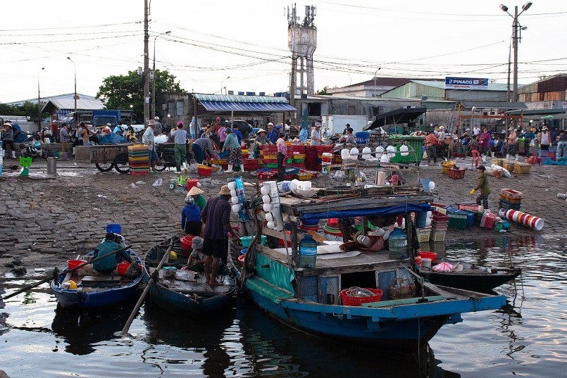 Nhộn nhịp phiên chợ sớm tại cảng cá lớn nhất miền Trung