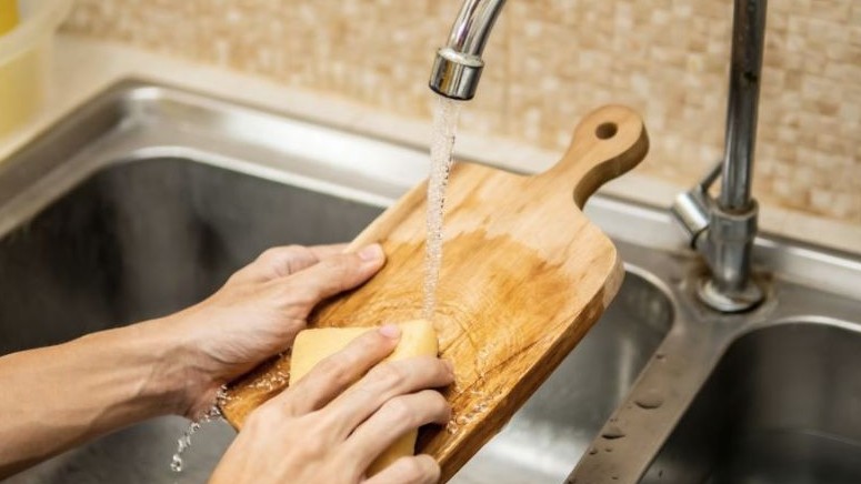 Thớt mới mua về nên làm gì để sử dụng bền lâu không bị mốc?