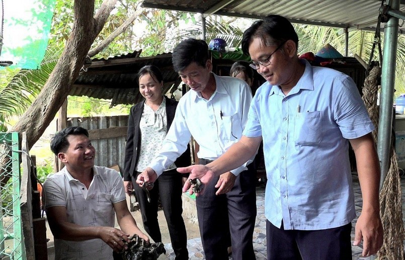 Mô hình nuôi rắn ri voi của anh Nguyễn Văn Thuận (bìa trái) ở ấp Vàm Gừa, xã Vĩnh Bửu, Tân Hưng, Long An mang lại hiệu quả kinh tế khá cao. 