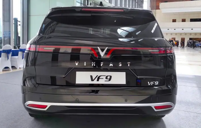 VinFast VF9 đối đầu TESLA với thiết kế cực 