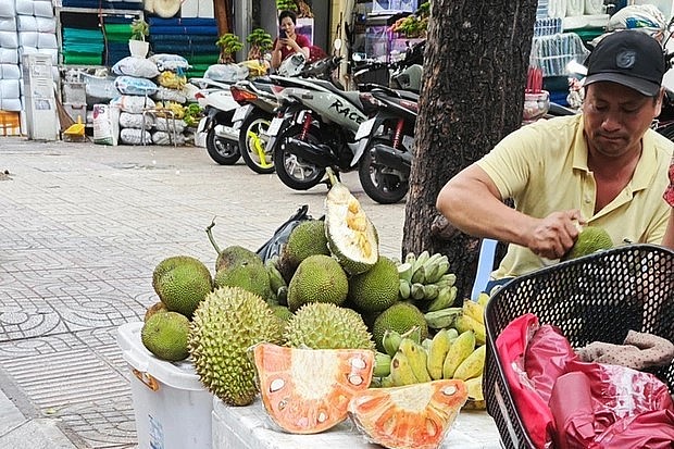 Mít ruột đỏ được bán vỉa hè với giá giảm liên tục chỉ ngang giá mít ruột vàng.