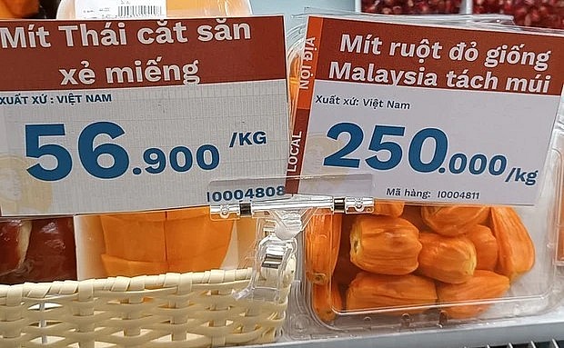 Giá mít ruột đỏ được niêm yết tại một cửa hàng trái cây năm 2022.