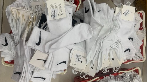 Hải Dương: Thu giữ trên 900 đôi tất Nike giả