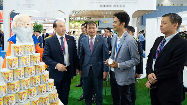 Thứ trưởng Bộ Công thương Đỗ Thắng Hải (đứng giữa) thăm quan gian hàng của Vinamilk tại hội chợ quốc tế Quảng Châu.
