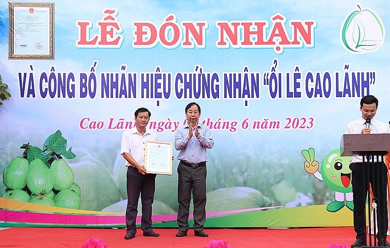Phó Giám đốc Sở Khoa học và Công nghệ Nguyễn Thành Tài (bên phải) trao chứng nhận nhãn hiệu “Ổi lê Cao Lãnh” cho đại diện Phòng Nông nghiệp và Phát triển nông thôn huyện Cao Lãnh.