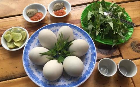 Vì sao trứng vịt lộn ăn buổi sáng là thuốc bổ nhưng tối lại rất hại cho sức khỏe?
