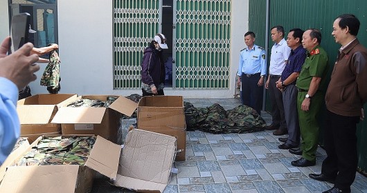 Lâm Đồng: Tiêu hủy hơn 300 chiếc áo, quần rằn ri không rõ nguồn gốc xuất xứ