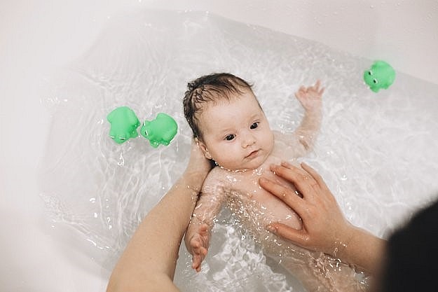 Khi tắm cho trẻ mắc Tay Chân Miệng, cha mẹ nên nhẹ nhàng, không kỳ cọ mạnh