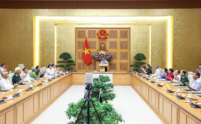 Thủ tướng Phạm Minh Chính gặp mặt Đoàn đại biểu người có công tiêu biểu tỉnh Nam Định. Ảnh: VGP