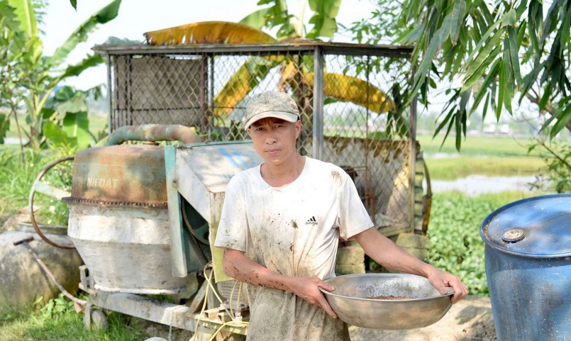 Anh Phan Danh Định - chủ trang trại nuôi cá hơn 3 hecta thu tiền tỷ mỗi năm.