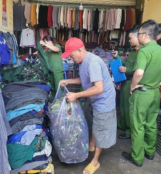 Lâm Đồng: Thu giữ hàng trăm chiếc quần, áo rằn ri không rõ nguồn gốc