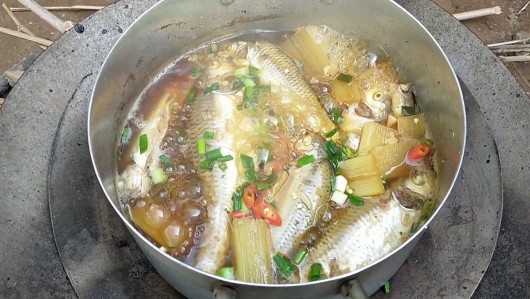 Cá linh kho mía, cá mè vinh kho lạt - đặc sản mùa nước nổi miền Tây