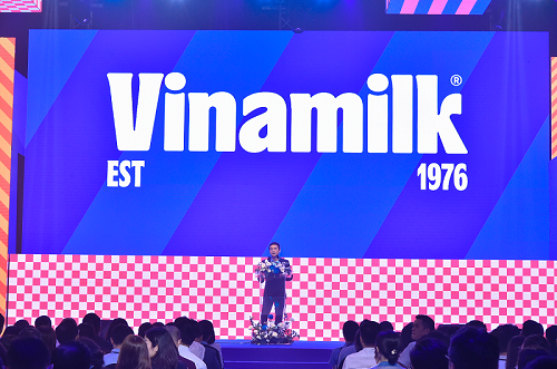 Ông Nguyễn Quang Trí - Giám đốc điều hành Marketing của Vinamilk đại diện chia sẻ về quá trình làm ra bộ nhận diện này, bắt nguồn từ sứ mệnh “chăm sóc” (Care) mà Vinamilk luôn theo đuổi.