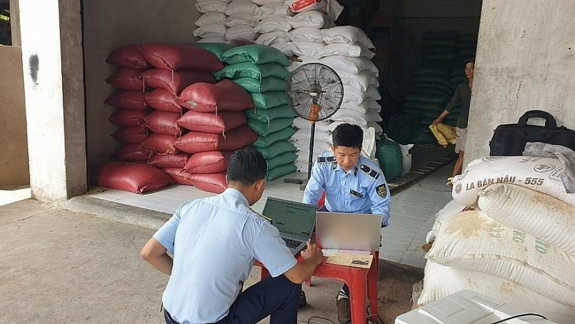 Tạm giữ số lượng lớn gạo nhập khẩu không có nhãn phụ bằng tiếng Việt Nam tại Bến Tre