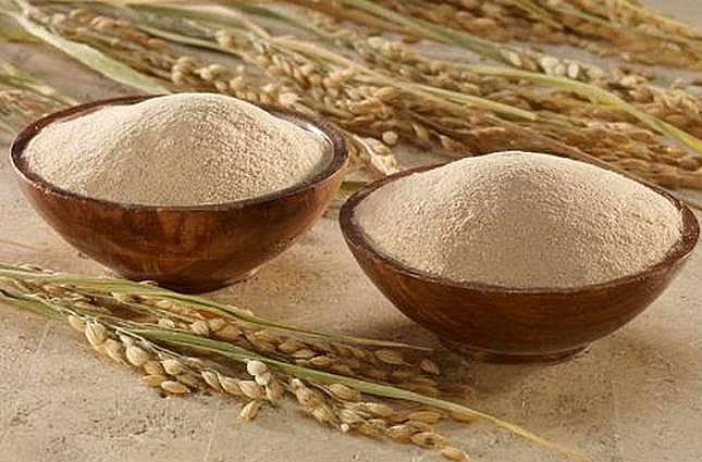 Từ xưa đến nay, khi đem lúa đi xay xát, mọi người chỉ quan tâm đến phần gạo để ăn hoặc để bán, còn cám gạo luôn được coi là phế phẩm, làm thức ăn chăn nuôi gia súc, gia cầm. Vì thế, cám có giá khá rẻ, chỉ vài ngàn đồng mỗi cân.