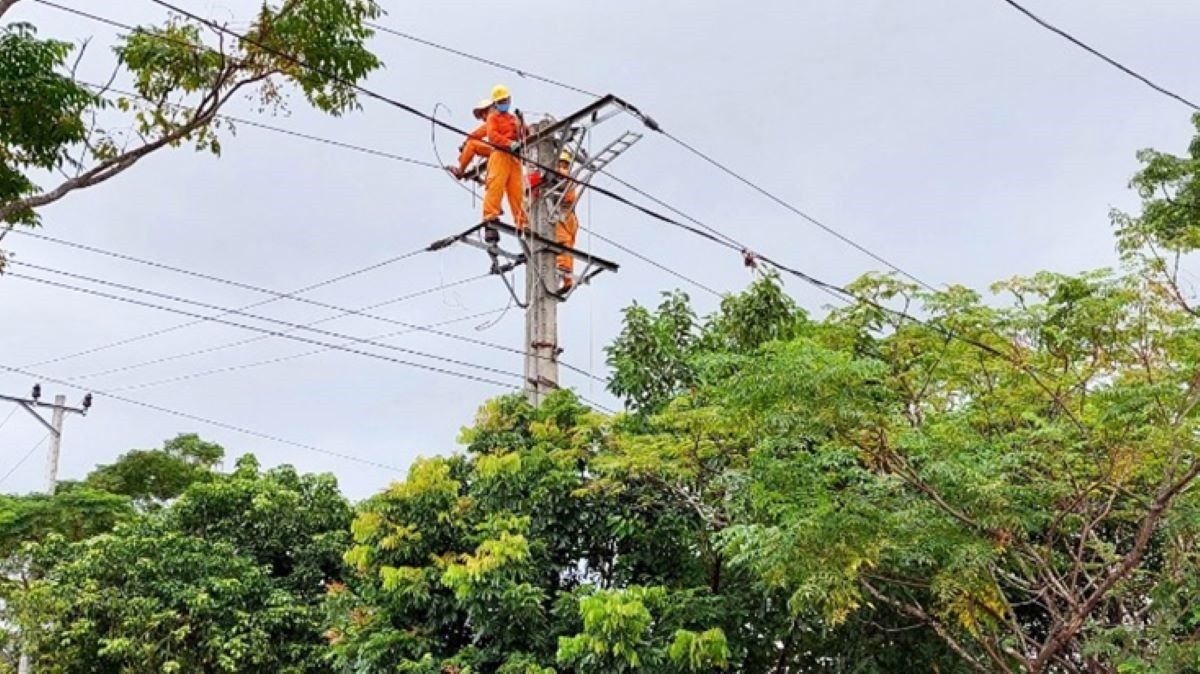 Quảng Bình: Nhọc nhằn vận hành lưới điện ở xã vùng biên Trường Sơn